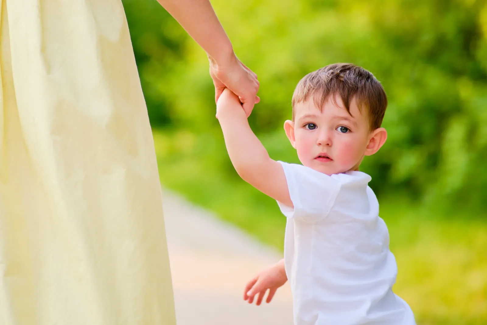 Mother and Child – Sole Custody and Family Protection A mother holding her young child’s hand outdoors, symbolizing safety and sole custody after leaving an abusive relationship.